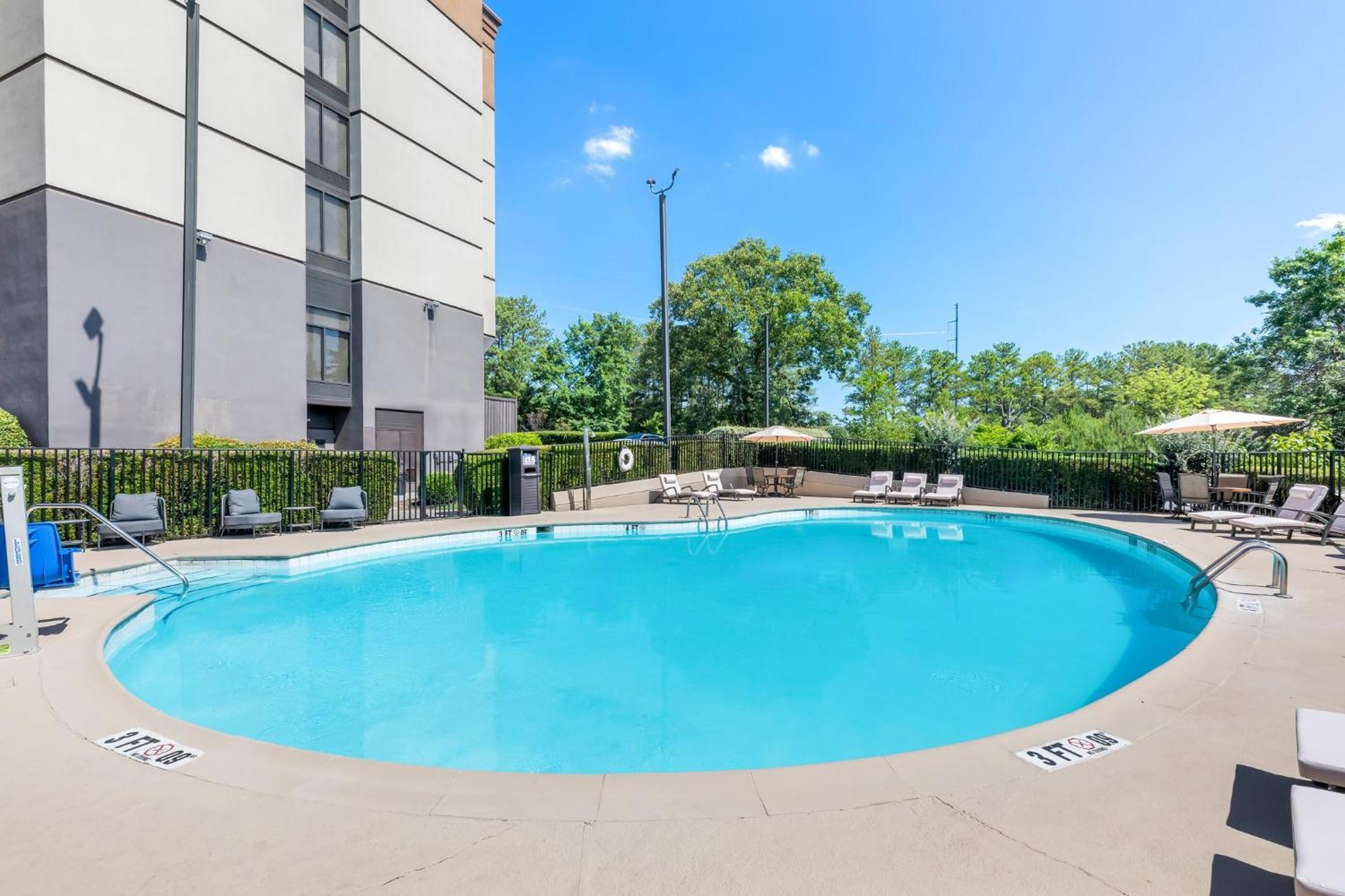 Holiday Inn Express Atlanta Galleria-Ballpark Area By Ihg Smyrna Exterior photo
